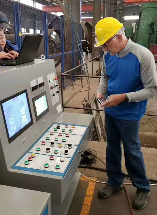 掘順機械公司德國工程師認(rèn)真試驗新型頂管機