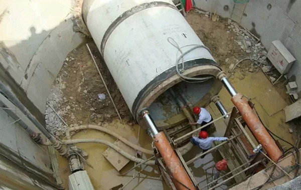 青島泥水平衡頂管機施工現(xiàn)場