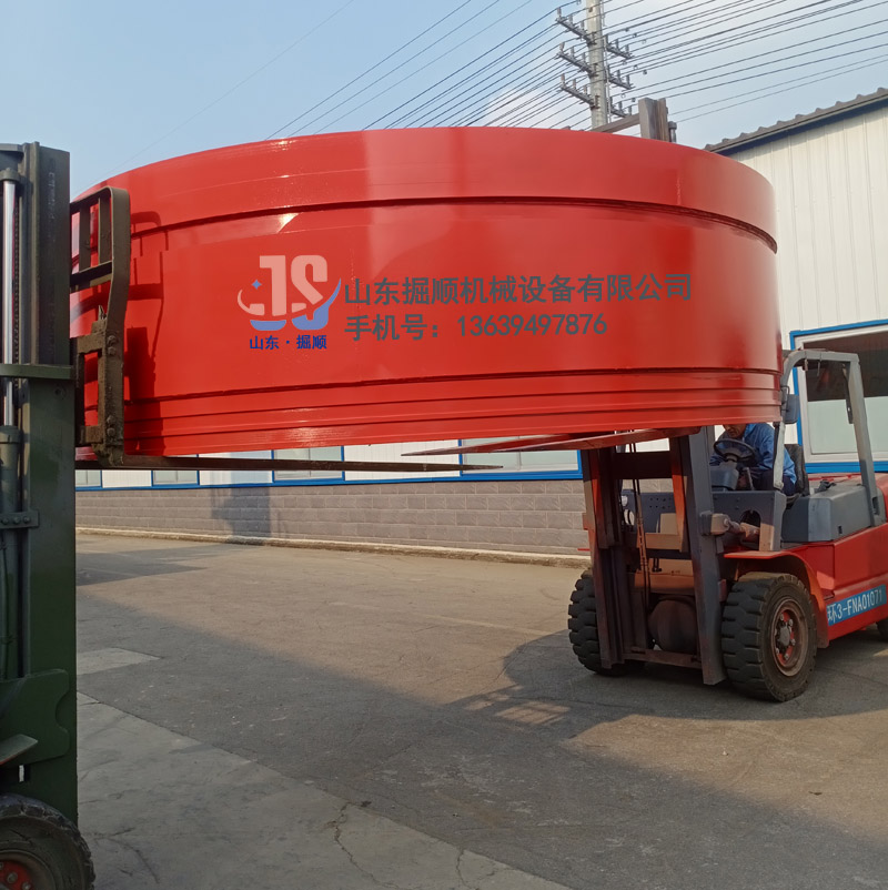 這臺(tái)定制的液壓動(dòng)力中繼間太重了 兩輛叉車一起上